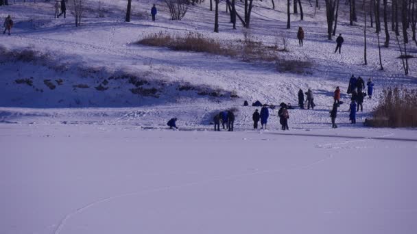 Lago Cubierto Nieve Gente Camina Día Algunas Personas Corren Sobre — Vídeos de Stock