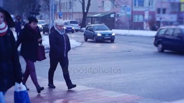 Motosiklet gün Opole insanlar vardır geçiş kontrollü kavşak Walk zaman arabalar vardır Driven Cityscape binalarda bir yerlerdedir yaya geçidi tarafından acele