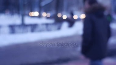 Kamera kaldırım objektif bulanıklık kişi tarafından acele meşgul program kış Cityscape yaya yürümek ağaçlar e karlı sokak siluetleri üzerinde yürüyen adam takip eder.
