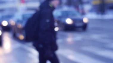 Kalabalık insan siluetleri Zebra geçiş arabalar yaya geçidi farlar önünde durdu vardır Swiched yak²n ıslak işlek yolda yayalar üzerinde