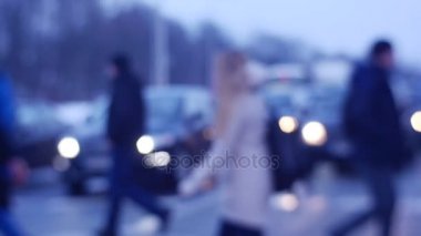 Bulanık insanlar tarafından yaya geçidi akşam Cityscape işlek yol araba farlar Swiched kontrollü kavşak üzerinde trafik kurallarını öğrenmek