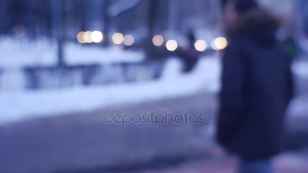 Kamera podąża człowieka idącego przez chodnik Lens Blur ludzi na zimowej ulica sylwetki drzew e Piesi chodzą w pośpiechu napięty harmonogram chłodny gród — Wideo stockowe