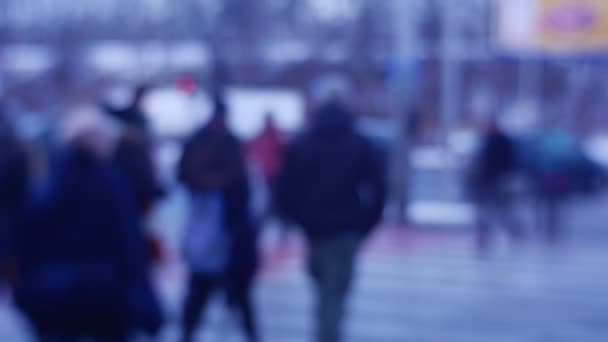 Adolescentes con mochilas están caminando a la escuela La gente está cruzando la calle Los peatones caminando a casa o paseando por el paisaje urbano Programa de noches ocupadas — Vídeo de stock