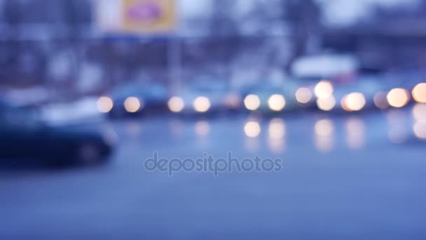 Les voitures roulent sur des phares d'intersection commandés sont allumés Réfléchis dans la route mouillée Soir Paysage urbain Règles de la circulation Sécurité Circulation achalandée Route animée 