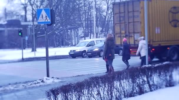 Dia do motorista em Opole Pessoas Cruzando Caminhão rodoviário Passando pelo lugar As pessoas estão ocupadas Caminhando em uma pressa Passeando pela rua Wintry tráfego de segurança — Vídeo de Stock