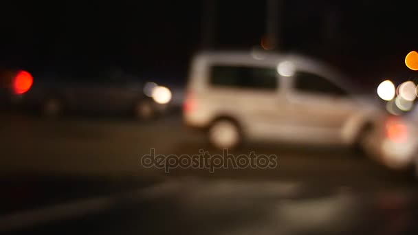 Misfocused afbeelding van auto's-voertuigen die passerende Crossroad avond winterse straat drukke schema nacht Cityscape Drivers Are Going Home in het einde van de werkdag avond — Stockvideo