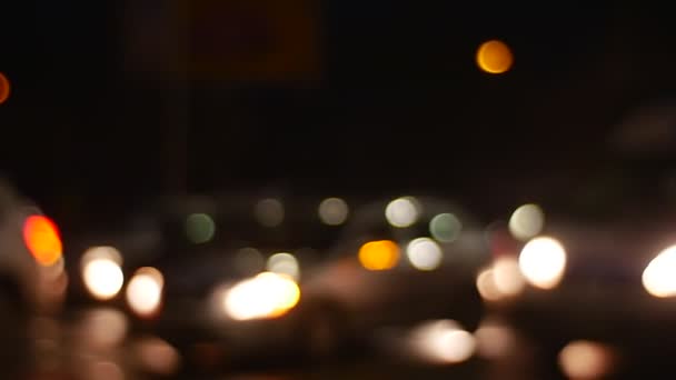 Ambulância Desfocada Passando Com Flasher Azul Pessoas Silhuetas Luzes Desfocadas Horário Ocupado Noite Cityscape Pedestres Caminhe na Noite Wintry Street — Vídeo de Stock