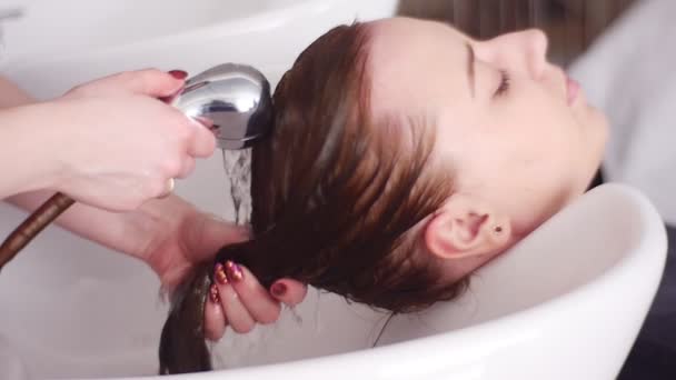 Девушка пришла в салон красоты, чтобы вымыть волосы — стоковое видео