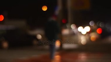 Fotoğraf makinesi bulanık erkekler geçiş tarafından yaya yaya geçidi karlı sokak siluetleri bir acele meşgul program Panorama Cityscape yürümek yürüyüş yolu takip eder.