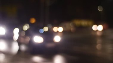 Bulanık arabalar kuralları gece Cityscape uyarak kamera kontrollü kavşak yoğun bir program dünya iş güvenliği trafik tarafından ıslak yolda geçen