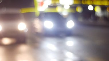 Araba durdu vermek şekilde insanlar yaya geçidi ıslak asfalt yol gece sokak siluetleri Cityscape araçların farlar Swiched yanıyor edilmiştir