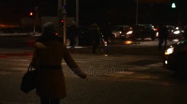 Acele eve yürüyerek karlı sokak yayalar Cityscape insanlar üzerinde zamanlama araba verir şekilde farlar Swiched meşgul yol gece kadın çalışır