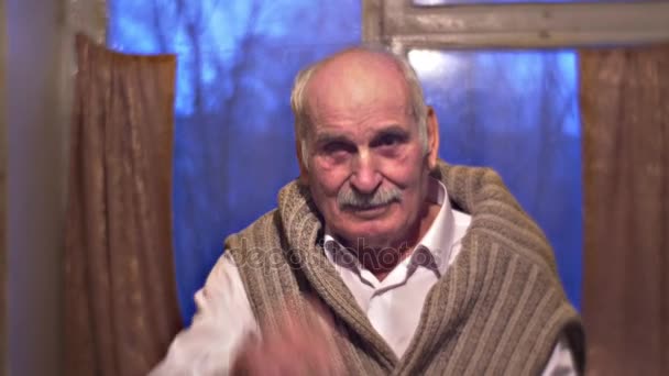 Viejo sonriendo y agitando su mano invita a los visitantes a venir a casa El abuelo está esperando a su familia feliz de ver a los huéspedes Vintage Cortinas ventana — Vídeos de Stock