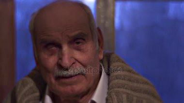 Buruşuk yüz, yaşlı adam döner tekrar üzerinden fotoğraf pencere yaşlanma hastalık üzgün Dede bekliyor için O'nun çocuk ziyaret edin yalnız adam hasta dedesi olduğunu