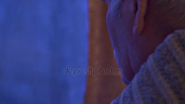 Homem de Cabeça Cinzenta Esperando na Janela Lembra a História de Sua Vida Meditando Arrependimentos Sobre Algo Envelhecimento Sente Símbolo Frio do Tempo Que Voa Por — Vídeo de Stock