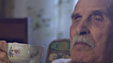 Yaşlı adam çay içecek sahiptir kadar akşam yemeği Vintage Kupası'nda büyükbabamın buruşuk yüz rahat oturma odası babasının eve aile değerleri anıları arıyorum