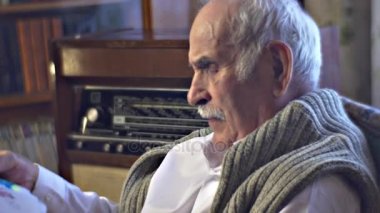 İhtiyar Dede çocuğun çizimleri bekleyen için onun torunları ziyaret aile toplandı birlikte, büyükbabasının yer Vintage iç bakıyor