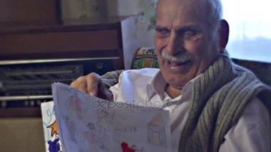 Kıdemli adam arasında Vintage iç in O'nun Oda Büyükbaba onun torunları çizimler Holding olduğunu ve komik hikaye tatlı anılar yaşlı adam söylüyor gülümsüyor