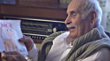 Kırmızı kedi kağıt çocuğun üzerinde çizilmiş çizim Dede çocuğun çizimleri ve gülümseyen hatırlar O'nun çocuk Cosy Oda mutlu yaşlı adam ebeveyn ev arıyor