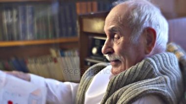 Büyükbaba gösterir çocuğun çizimleri ziyaretçilere hatırlar onun torunları aile büyükbabasının yer Vintage iç adamın evinde bir araya