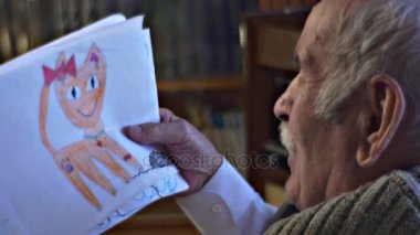 Büyükbaba çocuğun çizimleri kırmızı kedi resim torun almak bakım of, yaşlı adam yapılan hediye için onu sevgi dolu aile ebeveyn ev Vintage iç arıyor