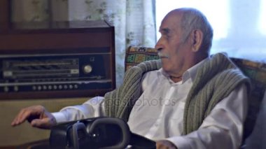 Gri başlı adam pencerede otururken tekli musluklar onun parmak mutlu onun Konuklar bkz: vr kulaklık için tabloyu eski bakış bağlantı bir kez için yerleştirilir