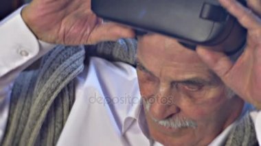 Gri başlı adam alır kapalı fütüristik 360 vr gözlük aile gösterir Modern cihazlara dedesi Sayın Dede değil yalnız çocuklar ziyaret babasıdır