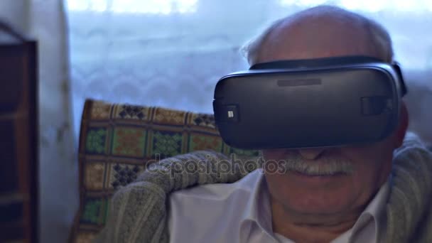 Starý muž je vzrušený sledovat Video ve virtuální realitě brýle děti seznamuje Senior muž s technologií Link z časů rodina sešli společně na dědečka místo — Stock video