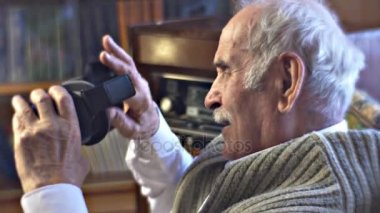 Heyecanlı Granfather çalışır giyim vr Glasses Smiling Watching Video Children Acquaints Senior Man With Technology Link of Times Restro-Styled iç