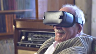 Heyecanlı Dede vr gözlük gülümseyen dönüm O'nun ne o gördüğü adam hisseder film ya da oyun gerçek üst düzey insan ve teknoloji söylüyorum gülen başkanıdır