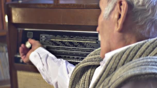 Senior Man is instelling Vintage Radiogram luisteren naar muziek van zijn jeugd grootvader rust buitenshuis en praten nostalgie zoete herinneringen en dromen — Stockvideo