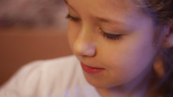 Καλλιεργημένη Εικόνα Του Συγκεντρωμένου Μικρού Κοριτσιού Στο Σπίτι — Αρχείο Βίντεο