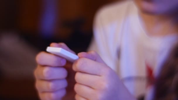 Dziewczynka Bawi Się Testem Ciążowym Domu — Wideo stockowe
