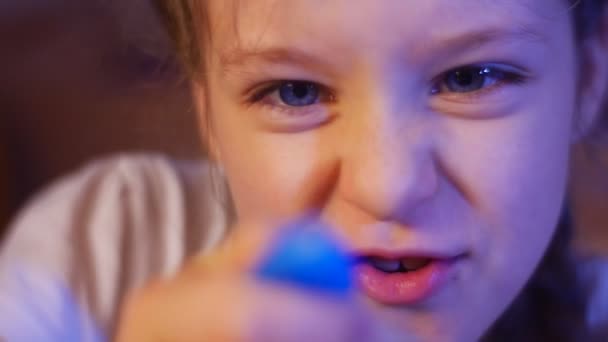 Meisje Spelen Met Blauw Voorwerp Thuis — Stockvideo