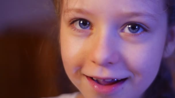Χαμογελώντας Κοριτσάκι Κοιτάζοντας Κάμερα Στο Σπίτι — Αρχείο Βίντεο