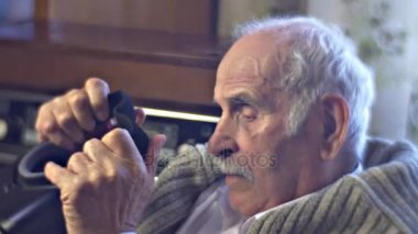 Karışık dedesi saf vr gözlük oynarken oyun üzerinde veya Video izlerken ve merak çocuklar tanıtır kıdemli adam ile teknoloji Vintage iç