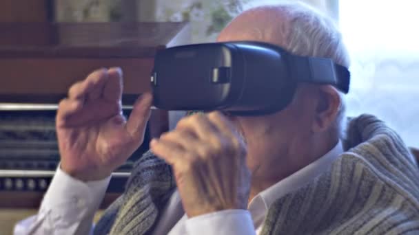 Abuelo se quita las gafas vr y hablar niños adultos traído dispositivo moderno anciano se mantiene en el paso con los tiempos Tecnología Enlace de tiempos — Vídeos de Stock