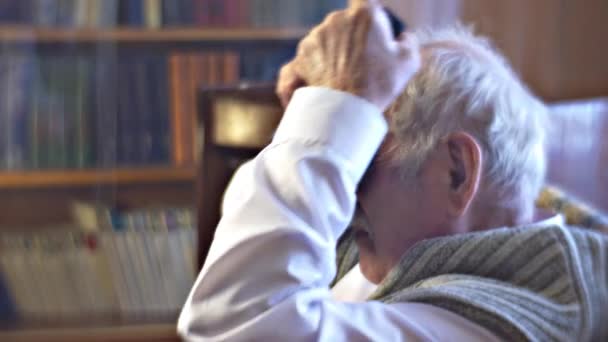 Padre Viejo pone gafas vr en el abuelo emocionado está viendo vídeo increíble y preguntando a los niños Acquaints Hombre mayor con tecnología Enlace de tiempos — Vídeos de Stock