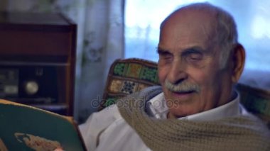 Yaşlı adam sahiptir fotoğraf onun gençlik ve gülümseyen hikaye, yaşlı adamın hayat eski kitap ve kağıtları dokunmadan tatlı anılar aile değerleri babası yaşlanma yalnız olduğunu