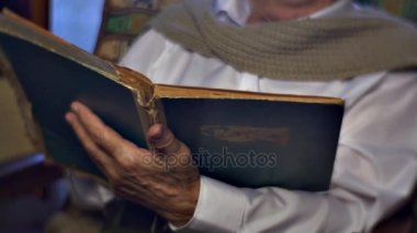 Yaşlı adamın elleri eski kitap dokulu Kitap kapak fotoğraf albümü yaşlı adamın hayat eski kağıtları üst düzey adamın hikayesi sahiptir tatlı anılar tutuyorsun seviyor okuma