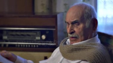 Yaşlı adam bir yaşlı adam aile değerleri büyükbaba eski kitap anıları okuma onun hayat fotoğrafları izlerken bir hikaye anlatır 80 yıl eski büyükbabasının hayat hikayesi