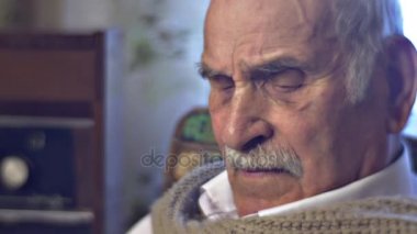 Buruşuk yüz yaşlanma bu eski kitap okuma ve birine soğuk konuşuyor dostum bir yaşlı adam aile anıları sıcak rahat baba tarafından House kış gün değerleri
