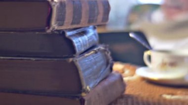 Akşam yemeği çay Kupası bir tablo eski sarı bir tablo dedesi okuma püskü kitap yığını bir yaşlı adam eski bilim adamı ya da öğretmen anıları kağıtları