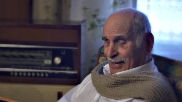 El hombre envejecido está leyendo el libro antiguo Recuerdos de los fines de semana del anciano en el lugar del abuelo Casa paterna Valores familiares El abuelo está esperando su visita Interior vintage — Vídeo de stock