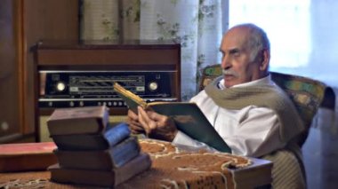 80 yıl dedesi eski olduğunu okuma Alound Vintage oturma odası baba tarafından eve eski kitap olan bir tablo ziyaretçi dinleme anıları bir yaşlı adam aile değerleri