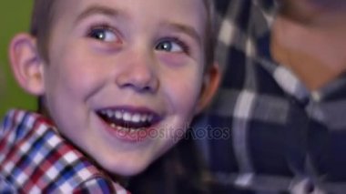 Mutlu çocuklar aile anne gülerek burun sürtme aile ihtiyaçlarını hamile Annemin göbek çocukları bebek kardeş kardeş için bekleyen iki dikkat çekmek