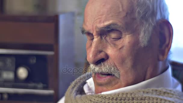 Lonely Aging Man está falando com os visitantes Radiograma Vintage está em um fundo Homem idoso com bigode em camisa branca e lenço quente casa paterna — Vídeo de Stock