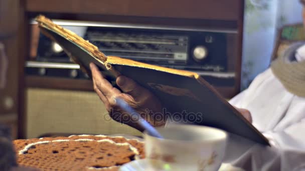 Ex Profesor Envejecimiento Hombre está leyendo el Libro Antiguo Recuerdos de un Viejo Valores de la Familia Abuelo 80 Años Hombre Inteligente en la Jubilación de Pensiones en el Hogar — Vídeos de Stock