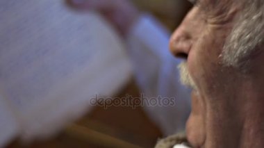 Yaşlı adam okuma el yazısıyla yazılmış kağıt doktor bilim adamı arıyorum aracılığıyla el yazması eğitim olduğunu malzeme dikkatle anılarında, sarı sayfalar