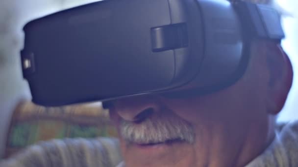 Velho está sorrindo Assistir Vídeo em vr Óculos Crianças Acquaints Senior Man With Technology Link of Times Família Avô Gosta da Tecnologia — Vídeo de Stock